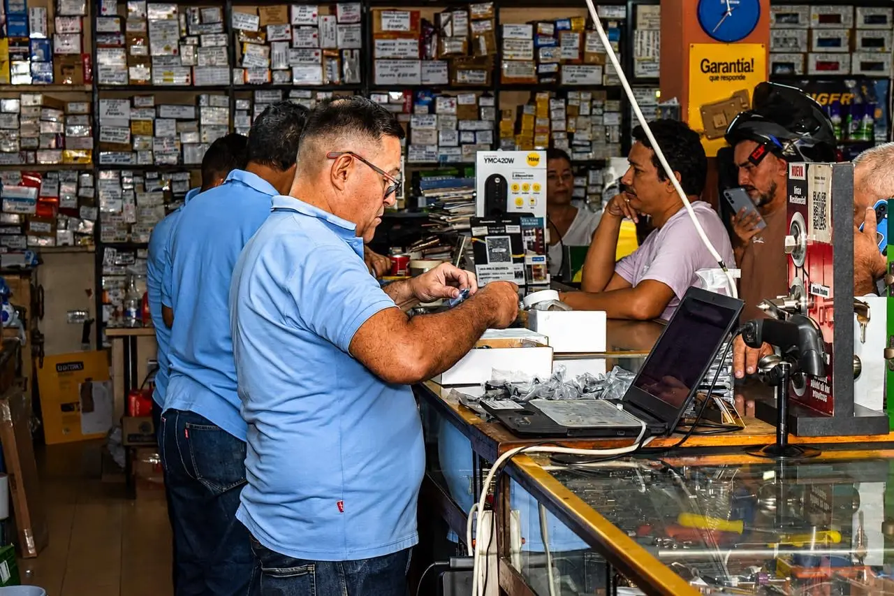 Interior de Ferretería Yáñez durante la atención diaria